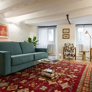 https://pitti-tuscan-charming-apartment.it-tuscanyhotel.com